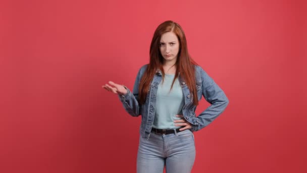 Kvinde isoleret på rød baggrund ulykkelig for ikke at forstå noget. – Stock-video