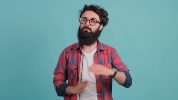 Ritratto di un uomo barbuto che fa il gesto del time out, chiedendo una pausa. — Video Stock