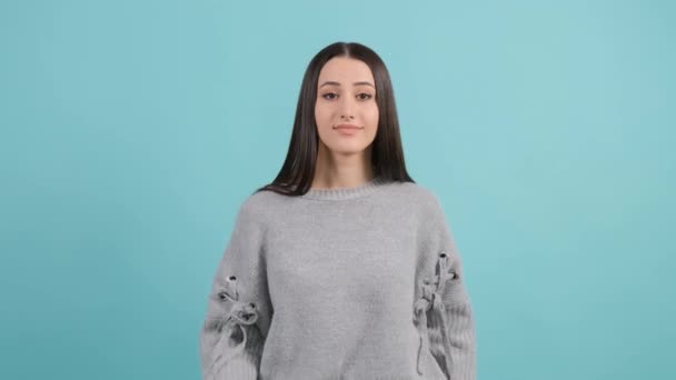 Gelangweilte Frau macht blah blah Geste mit der Hand, isoliert auf türkisfarbenem Hintergrund. — Stockvideo