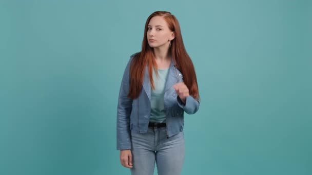 Mujer joven curiosa tratar de oírte con la mano cerca de la oreja. — Vídeos de Stock