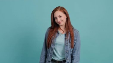 Güzel genç bir kadın kameraya bakıyor ve havada bir öpücük yolluyor..