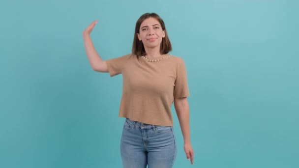 Primo piano di una giovane donna che fa un gesto di stop con la mano. — Video Stock