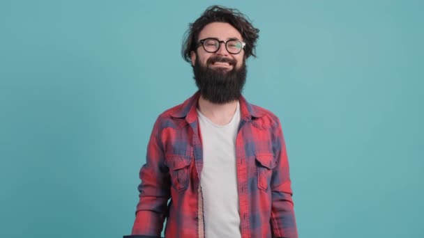 Egy elégedett szakállas férfi portréja, aki hüvelykujjával mutogat.. — Stock videók
