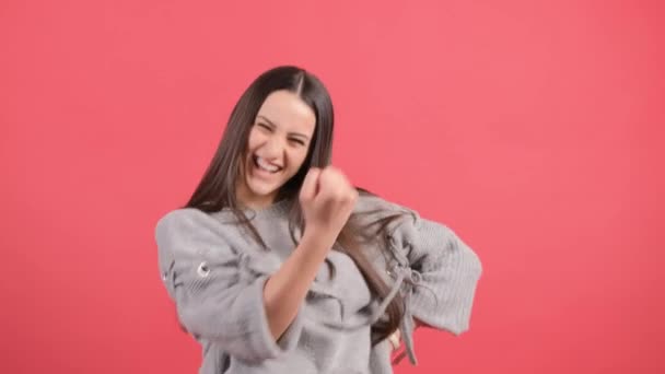 Sì, ce l'ho fatta. Ragazza eccitata con espressione gioiosa, celebra il suo successo. — Video Stock