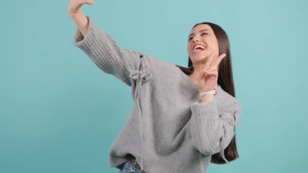 Grappig jong zwart haar vrouw het nemen van selfie op rode achtergrond. — Stockvideo