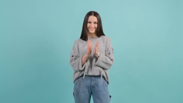 Applauding menina bonita jovem, batendo palmas em fundo turquesa. — Vídeo de Stock