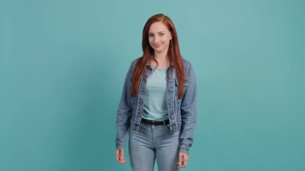 Hermosa joven mirando a la cámara soplando un beso con la mano en el aire. — Vídeo de stock