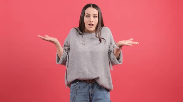 Do not know, sorry. Portrait of clueless girl, feeling confused about question. — Stock Video