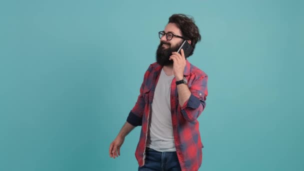 Portrét šťastné brunetky vousatý muž s příjemnou mobilní konverzaci. — Stock video