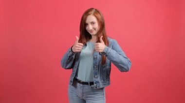 Güzel bir kadın, kırmızı arka planda izole edilmiş..