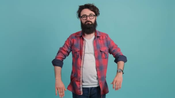 Fiatal férfi nagy szakállal, rossz hozzáállással stop tábla keresztbe a kezét. — Stock videók