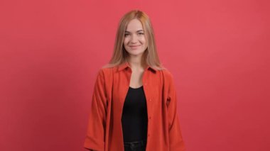 Genç bir kadın biriyle tokalaşacak, jestler yapacak..