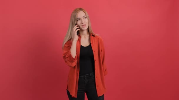 Portret van een gelukkige jonge vrouw met een aangenaam mobiel gesprek. — Stockvideo