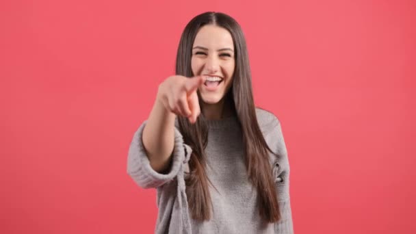 Ragazza carina che ti indica e fa parlare sul gesto del telefono. — Video Stock