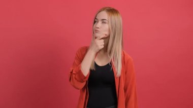 Ciddi bir kız önemli şeyleri düşünürken bir kenara bakar..