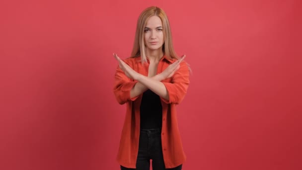 Jonge vrouw maakt stoppen met gebaar, kruist haar handen. — Stockvideo