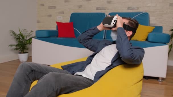 Jeune homme portant un casque de réalité virtuelle. Réalité augmentée. — Video
