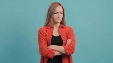 Hoşnutsuz genç bir kadın ellerini çapraz yapıp gücenmiş hissediyor..