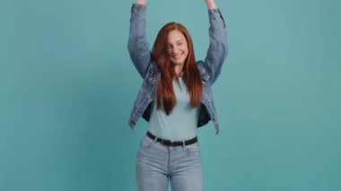 Evet, başardım. Neşeli bir kadın modeli, neşeli bir ifade ve başarı..