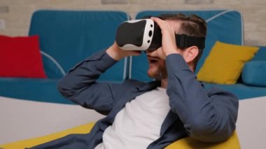 Sanal gerçeklik kulaklığı takan genç bir adam. Artırılmış Gerçeklik.