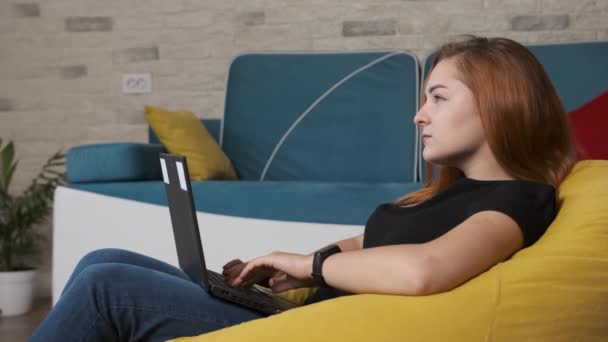 Jonge vrouw werkt op de laptop van kantoor thuis. — Stockvideo