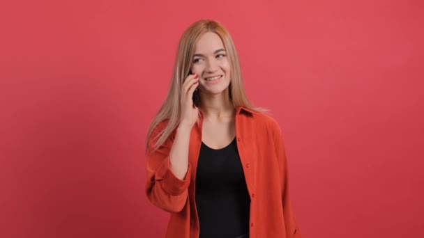 Retrato de una joven feliz teniendo una agradable conversación móvil. — Vídeos de Stock
