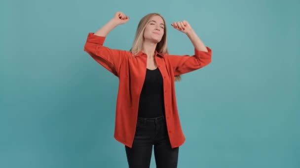 Jovem mulher bonita dançando e posando sobre fundo turquesa. — Vídeo de Stock