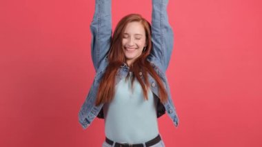 Evet, başardım. Neşeli bir kadın modeli, neşeli bir ifade ve başarı.