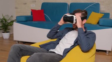 Sanal gerçeklik kulaklığı takan genç bir adam. Artırılmış Gerçeklik.