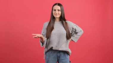 Kırmızı arka planda izole edilmiş bir kadın bir şeyi anlamadığı için mutsuz..