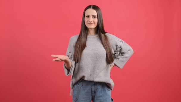 Woman isolated over red background unhappy for not understand something. — Stock Video