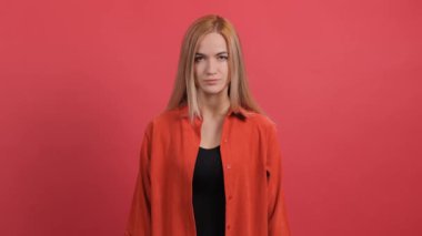 Genç bir kadın ellerini çaprazlayarak jesti durduruyor..