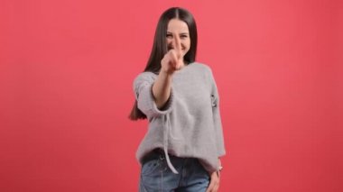 Yanıma gel. Genç bir kadın gelecek birini işaret ediyor..