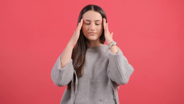 Dolor de cabeza. Mujer joven sintiendo dolor, sosteniendo la cabeza con la mano. — Vídeos de Stock