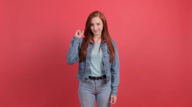 Genç bir kadın en iyi fikrin göstergesi olarak parmağını kaldırıyor..