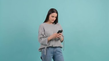 Akıllı telefon kullanan genç bir kadın. Kız, erkek arkadaşına telefonundan mesaj atıyor..