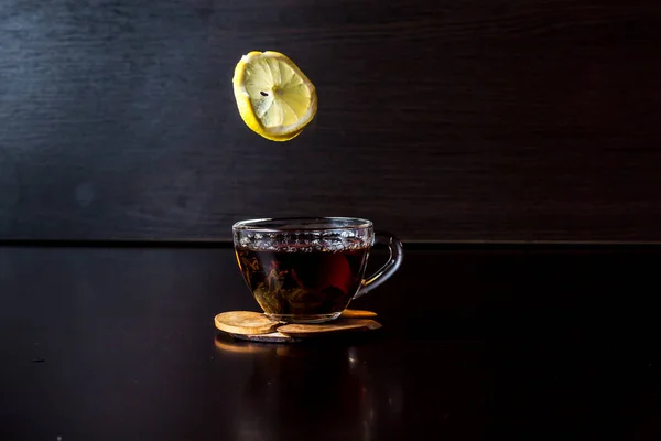 動くな レモンのスライスがお茶のカップに落ちる 行動を止めました メニューデザイン 広告ポスター — ストック写真