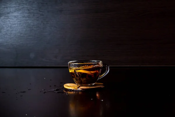 暗い背景に透明なガラスのカップにレモンとお茶 サイドビュー メニューデザイン 広告ポスター — ストック写真