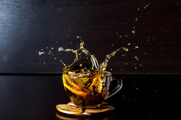 動くな 冷凍ティースプレー レモンのスライスがお茶のカップに落ちた 行動を止めました メニューデザイン 広告ポスター — ストック写真