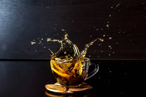 Dondurma hareketi. Donmuş çay spreyi. Bir bardak çaya bir dilim limon düştü. aksiyonu durdurun. Menü tasarımı reklam afişi