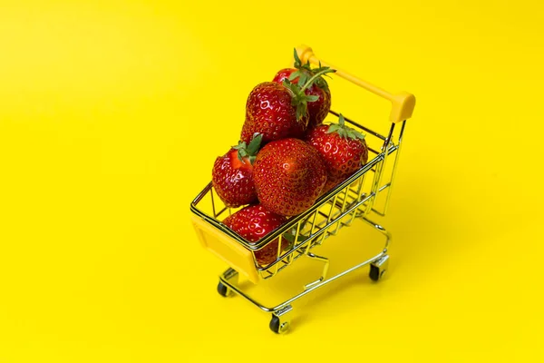 Verse Rijpe Aardbeien Een Supermarkt Trolley Geïsoleerd Een Gele Achtergrond — Stockfoto