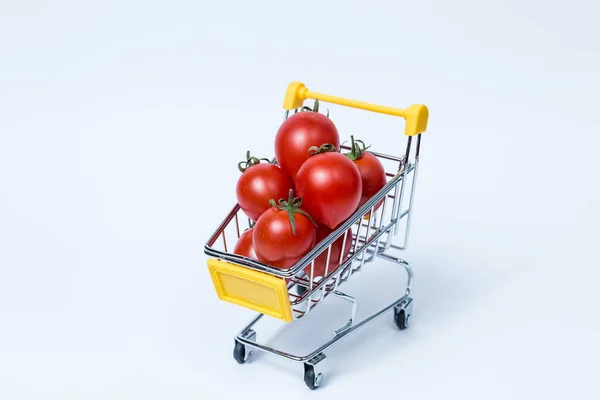 Tomates Carrinho Compras Isolado Fundo Branco — Fotografia de Stock
