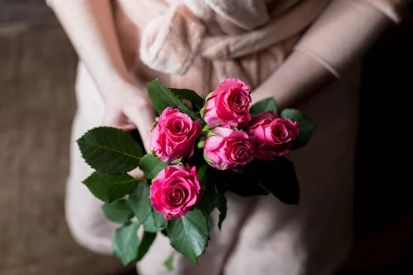Flicka Rosa Badrock Har Bukett Röda Rosor Grattis Till Bruden — Stockfoto