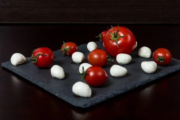 Kaas Proeven Mozzarella Kaasballen Kerstomaten Een Kaasplankje Eten Voor Wijn — Stockfoto