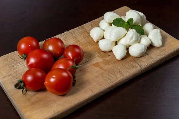 Kaas Proeven Mozzarella Kaasballen Kerstomaten Houten Bord Eten Voor Wijn — Stockfoto