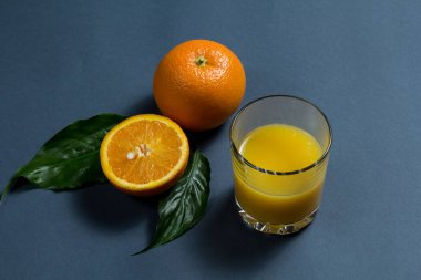  Yemek Geçmişi. Tahta bir tabakta fesleğen, domates ve acı biberle dilimlenmiş büyük bir mozzarella peyniri topu. Eski arka planda. Bedava fotokopi. Üst Manzara. menü tasarımı kavramı