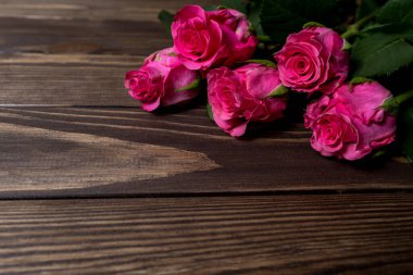 Masadaki kırmızı güller. Boşluğu kopyala.