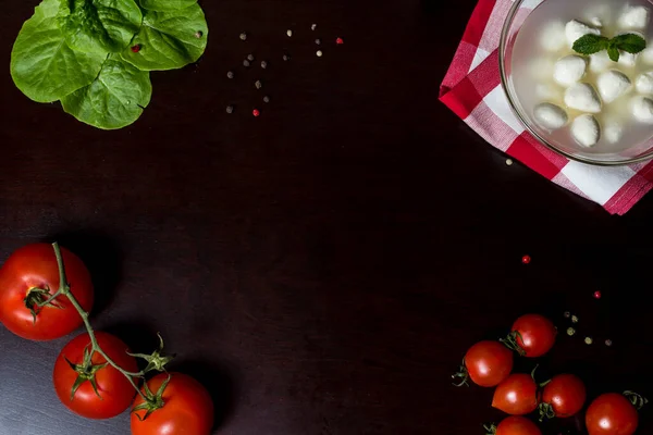 Gezond Eten Een Donkere Achtergrond Groenten Tomaten Paprika Groene Bladeren — Stockfoto