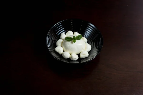 Bollen Mozzarella Kaas Versierd Met Basilicum Bladeren Een Zwarte Plaat — Stockfoto