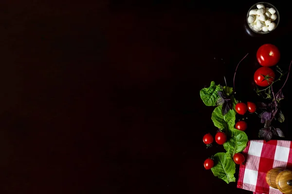 Voedselachtergrond Mozzarella Kaas Tomaten Basilicum Zijaanzicht Een Houten Tafel Bovenaanzicht — Stockfoto